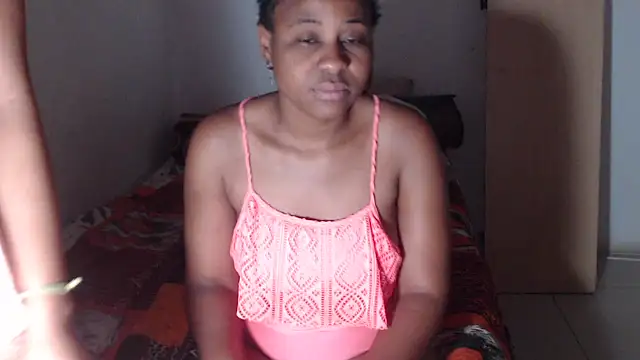 Snapshot of EssenceLovers chatting on October 31, 4:02 am EssenceLovers online show from October 31, 4:02 am