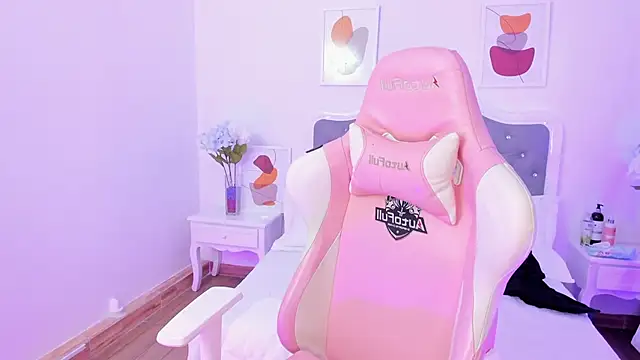 Shaleena  online show from October 25, 8:25 pm