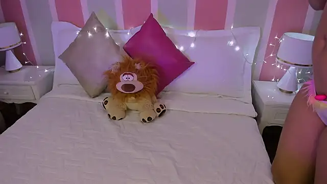 Shaleena  online show from December 17, 8:15 pm