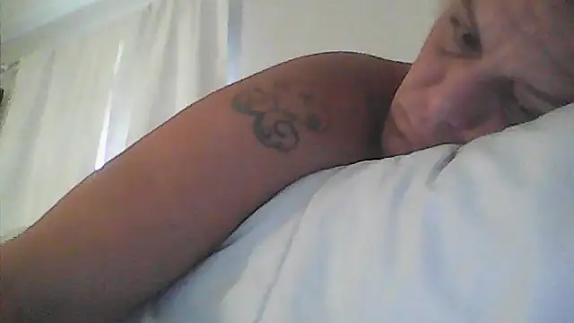 sarahkat86 online show from April 13, 11:37 am