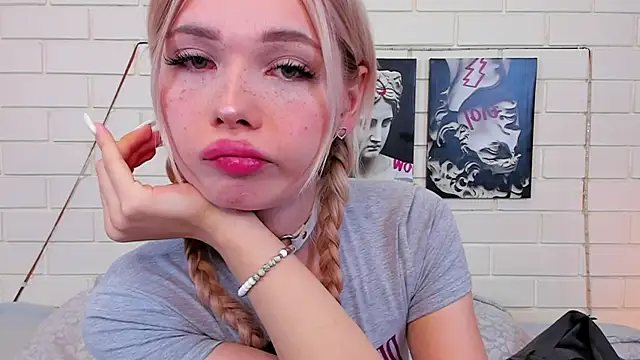 Snapshot of Blondy_Fina chatting on September 25, 5:00 am Blondy Fina online show from September 25, 5:00 am