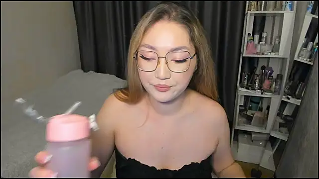 lyra x online show from March 7, 8:17 pm