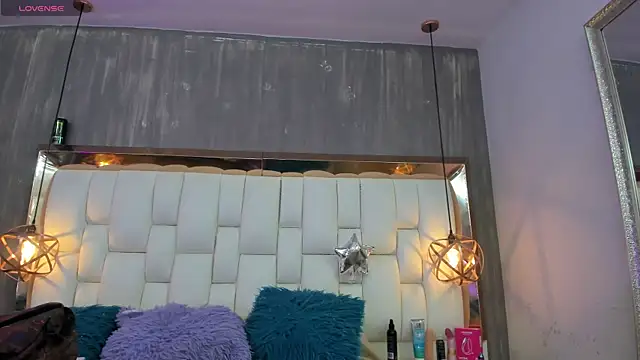 Foxxy Doll online show from April 1, 2:25 pm