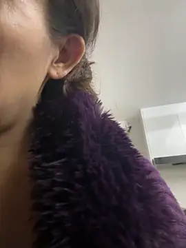 anna yngs online show from September 20, 1:17 am