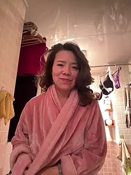 anna yngs online show from November 8, 12:00 am