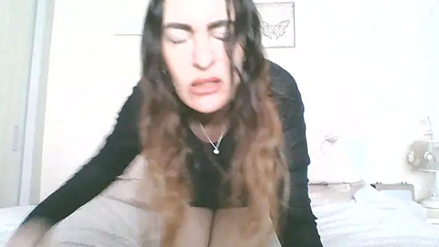 EllaKent online show from May 11, 2:45 pm