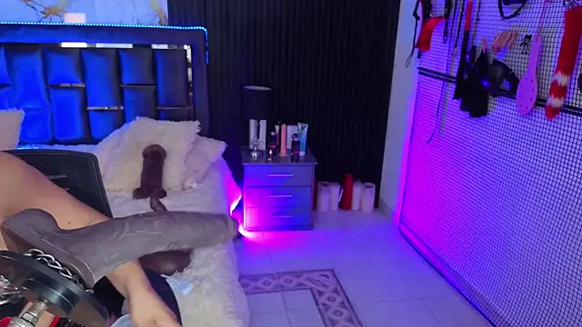 Snapshot of Issafoxx chatting on February 21, 12:28 pm Issafoxx online show from February 21, 12:28 pm