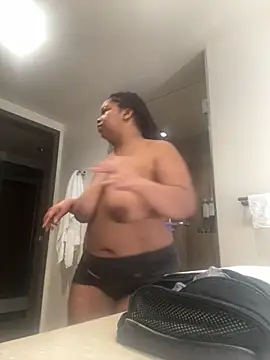 Snapshot of Thiccmamaa chatting on March 1, 7:05 pm Thiccmamaa online show from March 1, 7:05 pm