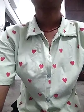 Snapshot of Naina_04 chatting on October 1, 4:24 pm Naina 04 online show from October 1, 4:24 pm