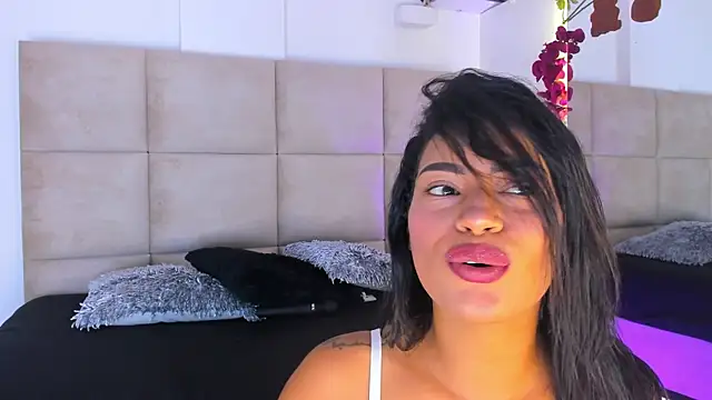 AmberMoss1 online show from April 5, 2:47 pm