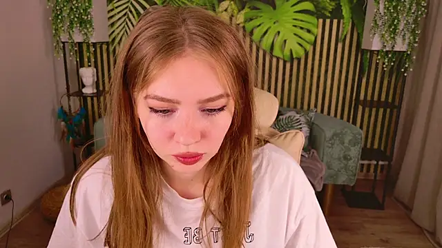 Snapshot of Moon__Bunny chatting on September 8, 4:17 pm Moon Bunny online show from September 8, 4:17 pm