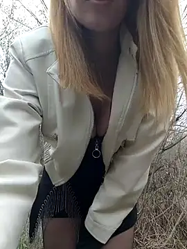 YOOUR EVAA online show from April 9, 8:20 am