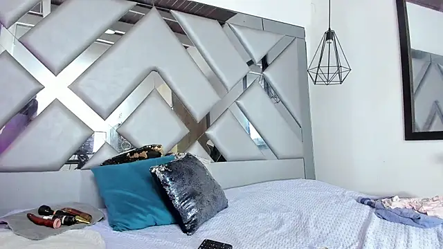 Lorenn Hill online show from November 25, 1:00 pm