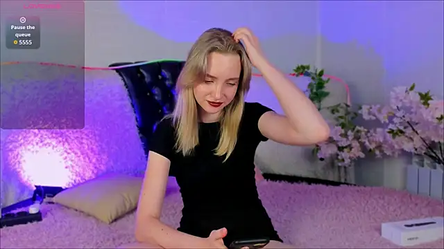 Snapshot of EllaBloom chatting on October 22, 4:07 pm EllaBloom online show from October 22, 4:07 pm