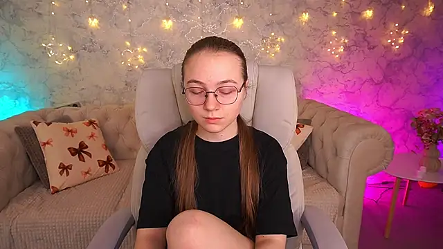 ArrinaWairr online show from March 25, 7:14 am