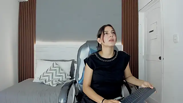 Snapshot of Emmy_Meadows chatting on October 23, 8:07 pm Emmy Meadows online show from October 23, 8:07 pm