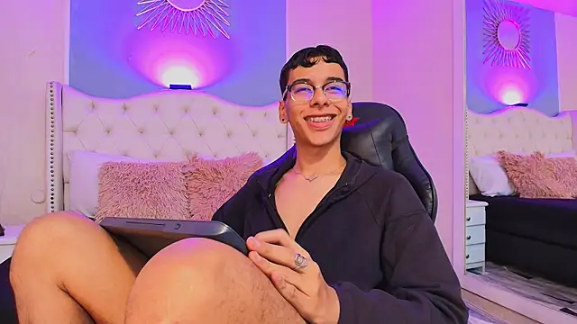 Snapshot of Aiden_Royce chatting on September 22, 5:20 am Aiden Royce online show from September 22, 5:20 am