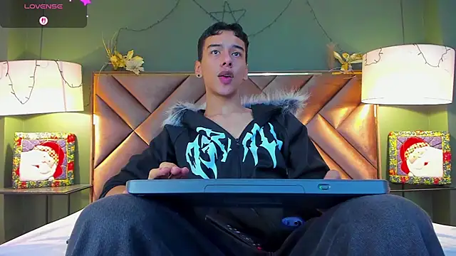 Snapshot of Aiden_Royce chatting on December 18, 3:23 am Aiden Royce online show from December 18, 3:23 am