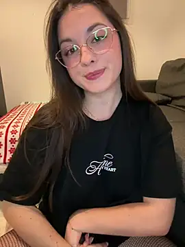 Snapshot of liloush__ chatting on February 18, 9:55 pm liloush online show from February 18, 9:55 pm