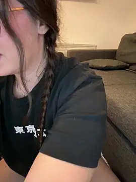 Snapshot of liloush__ chatting on February 22, 9:35 pm liloush online show from February 22, 9:35 pm