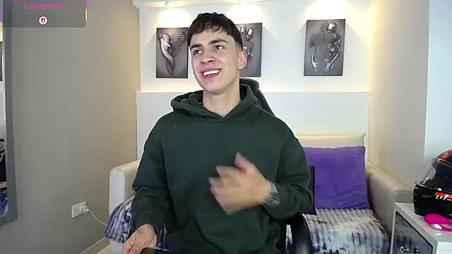 AdrianRinaldi online show from October 4, 8:29 pm