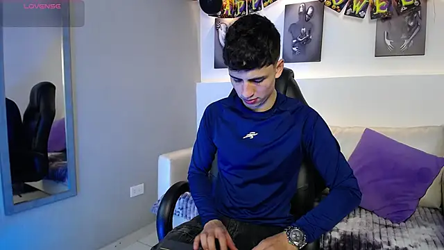 AdrianRinaldi online show from October 13, 8:31 pm