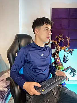 AdrianRinaldi online show from October 29, 7:48 pm