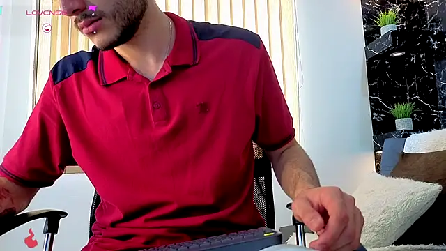 Snapshot of Rafael_Mendezz chatting on December 4, 8:28 pm Rafael Mendezz online show from December 4, 8:28 pm