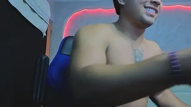 Snapshot of Bellion_grant chatting on February 14, 1:35 am Bellion grant online show from February 14, 1:35 am