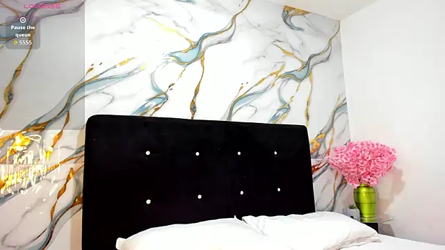 Snapshot of RoxanaBorns_ chatting on July 2, 8:53 am RoxanaBorns online show from July 2, 8:53 am