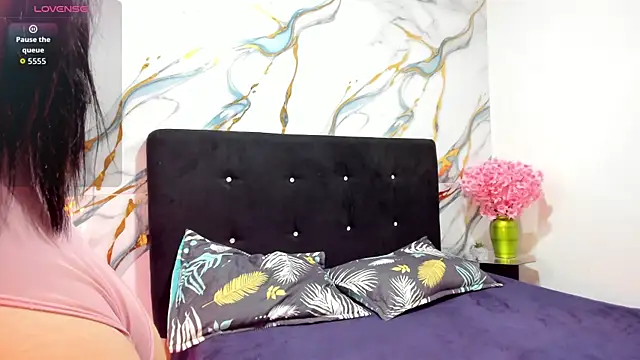 Snapshot of RoxanaBorns_ chatting on July 6, 8:55 am RoxanaBorns online show from July 6, 8:55 am