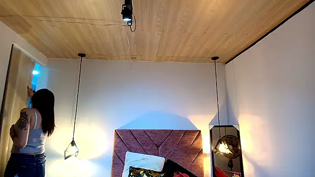 Hanna Lee   online show from February 7, 8:01 pm