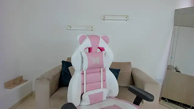 april smiith online show from December 4, 12:58 pm