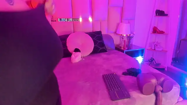 Violett Novoa online show from December 5, 12:14 pm