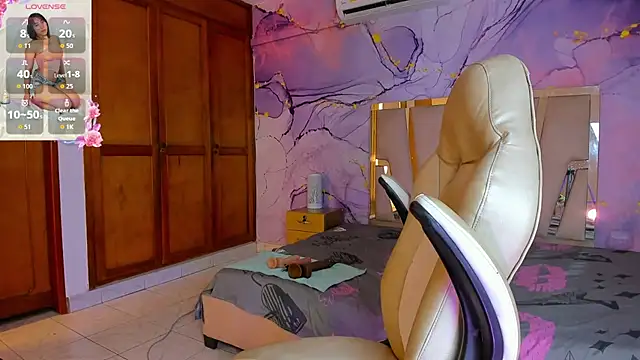 Elowen Clark online show from October 14, 8:31 pm