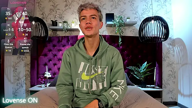 Snapshot of nicktorn chatting on December 22, 12:13 pm nicktorn online show from December 22, 12:13 pm