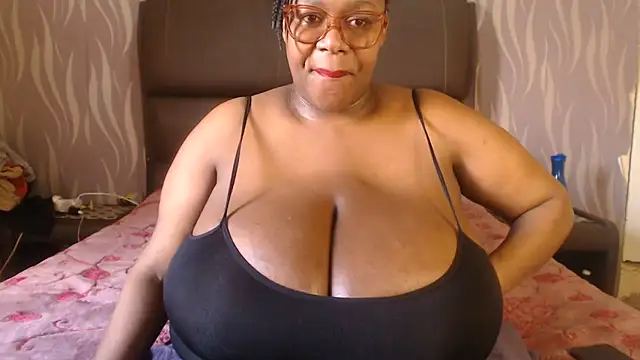 Snapshot of BoobsQueen46K chatting on June 30, 10:05 am BoobsQueen46K online show from June 30, 10:05 am