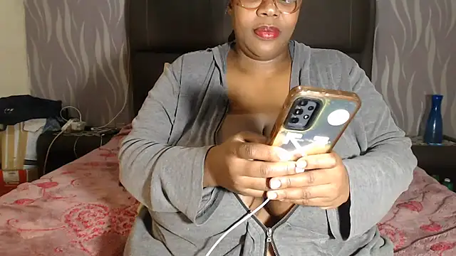 Snapshot of BoobsQueen46K chatting on July 10, 4:20 pm BoobsQueen46K online show from July 10, 4:20 pm