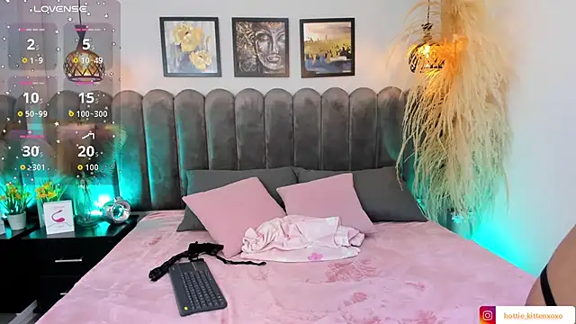 Viollet xoxo online show from October 4, 7:45 pm