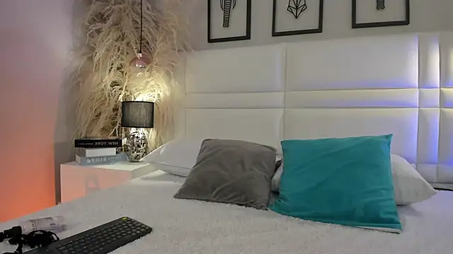 Viollet xoxo online show from December 5, 8:05 pm