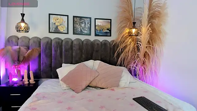 Viollet xoxo online show from February 18, 12:45 pm