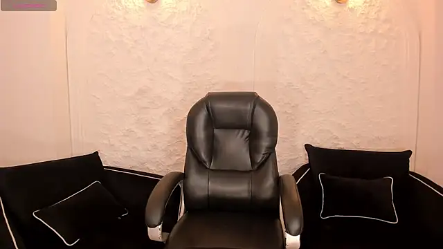 MiaLaurence online show from April 29, 10:05 pm