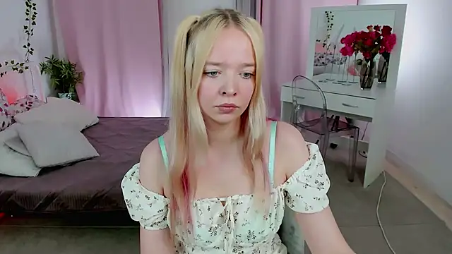 Snapshot of BellaMontgomery chatting on February 8, 4:43 pm BellaMontgomery online show from February 8, 4:43 pm