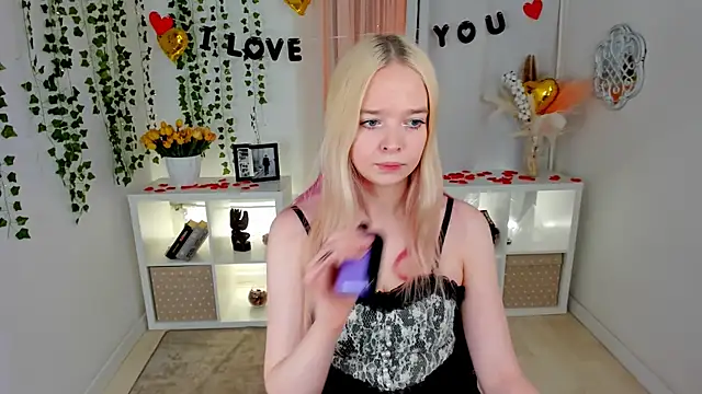 Snapshot of BellaMontgomery chatting on February 9, 4:44 pm BellaMontgomery online show from February 9, 4:44 pm