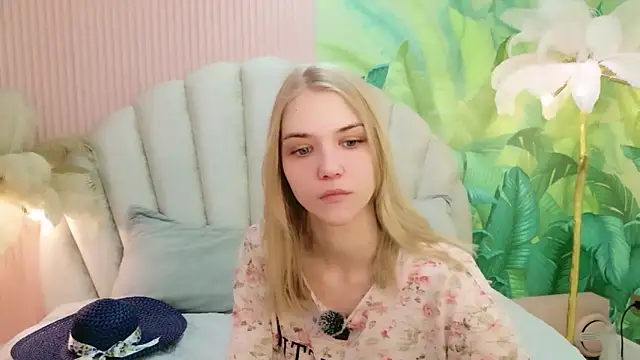 Snapshot of 4example_Chloe chatting on June 21, 5:32 am 4example Chloe online show from June 21, 5:32 am