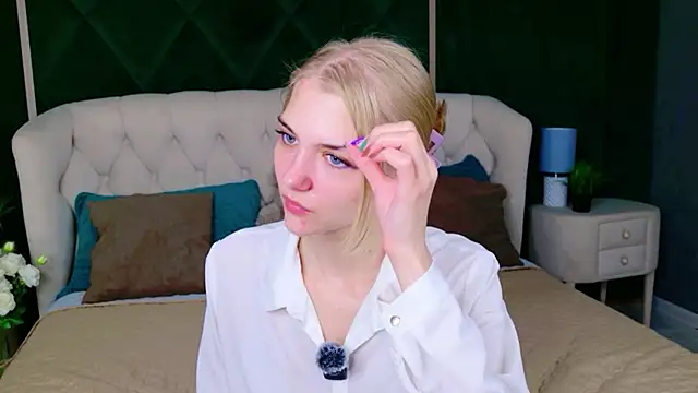 Snapshot of 4example_Chloe chatting on June 26, 5:34 am 4example Chloe online show from June 26, 5:34 am