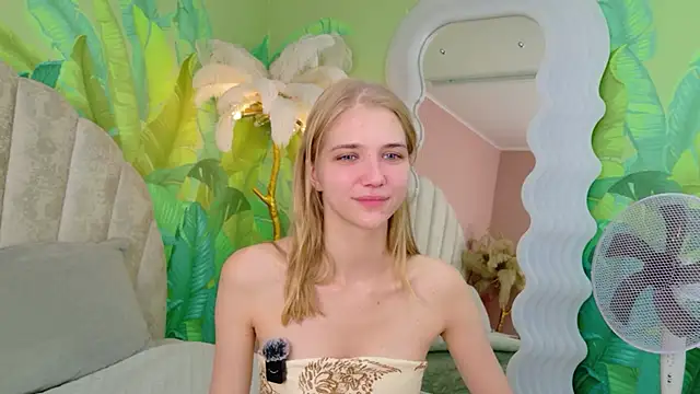 Snapshot of 4example_Chloe chatting on July 9, 5:44 am 4example Chloe online show from July 9, 5:44 am