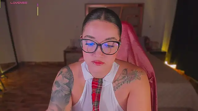 lunaarose online show from December 18, 1:00 am