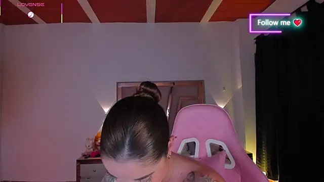 lunaarose online show from April 11, 7:45 am