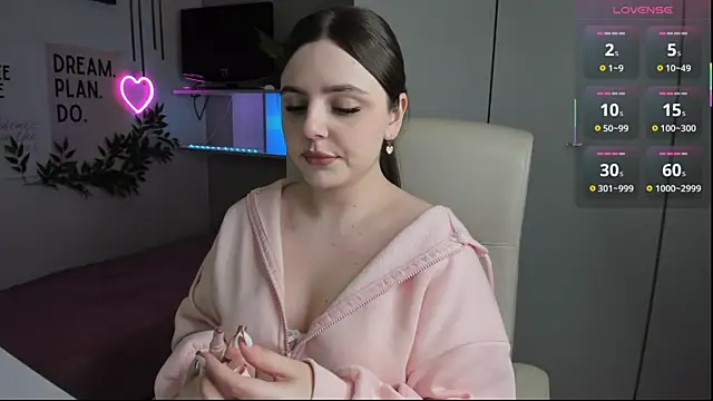 LiaWoow online show from October 4, 1:42 pm